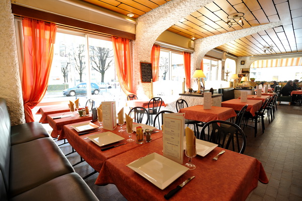 le service en salle de la brasserie les arcades de grenoble